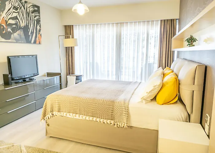 Downtown Oasis - Spacious Modern 3-br Flat Near Beachpark