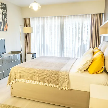 Downtown Oasis - Spacious Modern 3-br Flat Near Beachpark