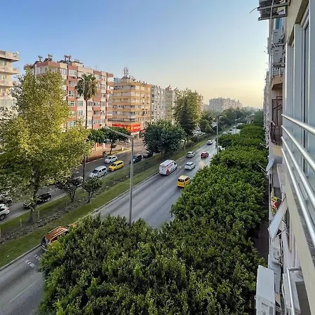 Downtown Oasis - Spacious Modern 3-br Flat Near Beachpark شقة