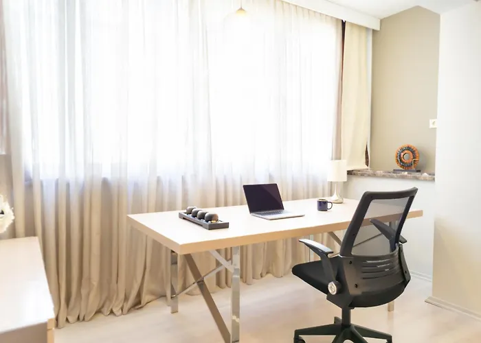 Downtown Oasis - Spacious Modern 3-br Flat Near Beachpark