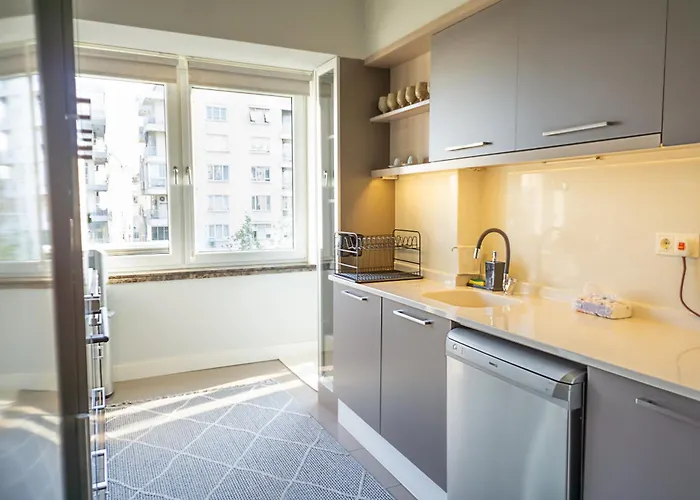 Downtown Oasis - Spacious Modern 3-br Flat Near Beachpark *