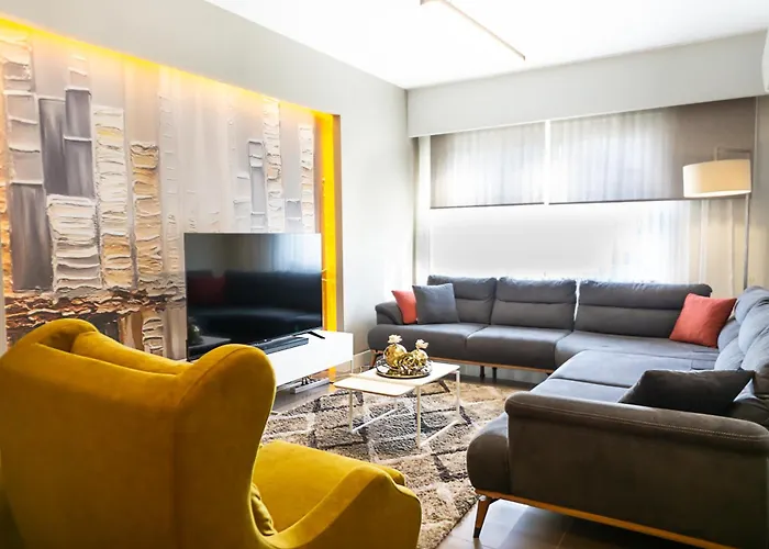 Downtown Oasis - Spacious Modern 3-br Flat Near Beachpark *