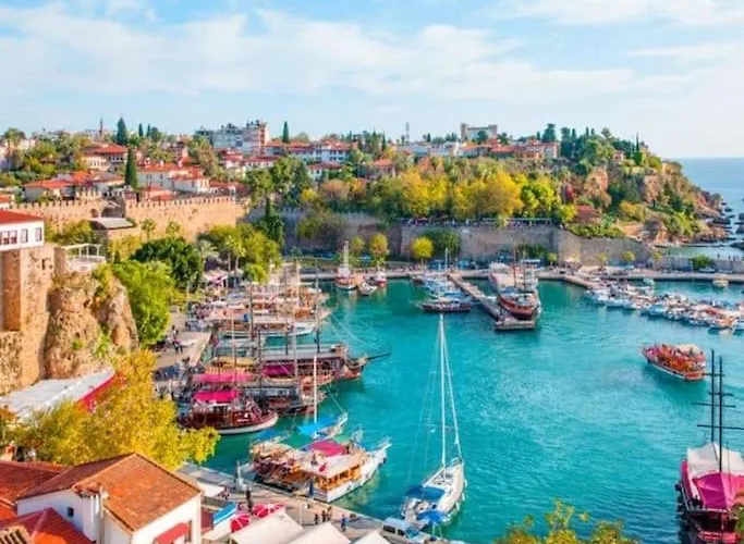 Downtown Oasis - Spacious Modern 3-br Flat Near Beachpark