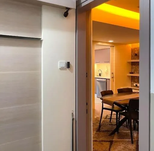 Downtown Oasis - Spacious Modern 3-br Flat Near Beachpark *