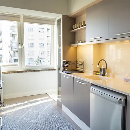 Downtown Oasis - Spacious Modern 3-br Flat Near Beachpark *