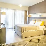 Downtown Oasis - Spacious Modern 3-br Flat Near Beachpark Daire