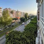 Downtown Oasis - Spacious Modern 3-br Flat Near Beachpark Daire