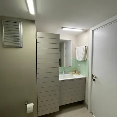 Downtown Oasis - Spacious Modern 3-br Flat Near Beachpark شقة *