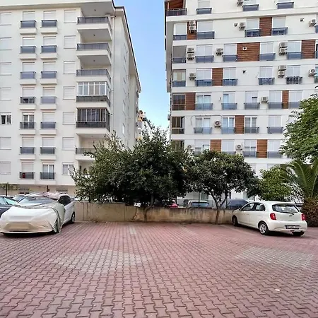 Downtown Oasis - Spacious Modern 3-br Flat Near Beachpark شقة